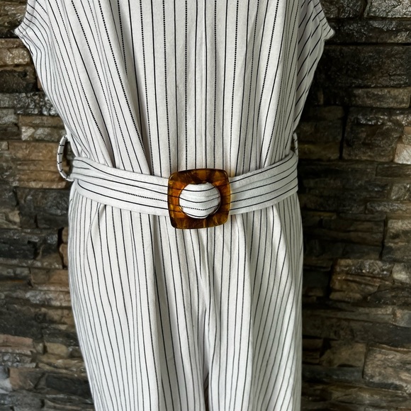 ASOS grey and White Striped romper. With matching belt in the middle. - Picture 3 of 12